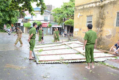 Nam Định tan hoang sau bão số 1 - ảnh 5