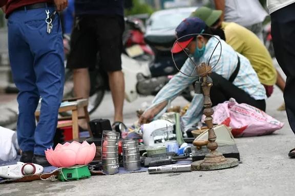 Khu chợ lạ lùng dễ gây “nghiện” giữa Hà Nội - ảnh 10