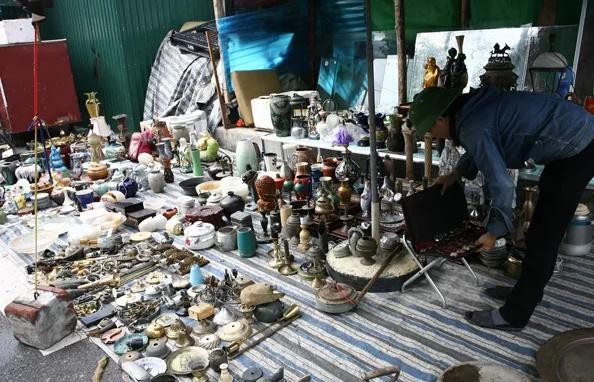 Khu chợ lạ lùng dễ gây “nghiện” giữa Hà Nội - ảnh 1