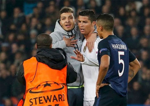 Ronaldo đẩy cổ động viên khi đi mua sắm tại Mỹ - ảnh 1