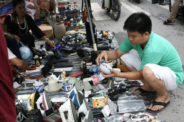 Khu chợ lạ lùng dễ gây “nghiện” giữa Hà Nội - ảnh 2