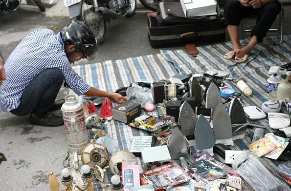 Khu chợ lạ lùng dễ gây “nghiện” giữa Hà Nội - ảnh 3