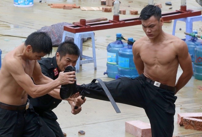 Lính đặc nhiệm tung đòn hạ gục 5 kẻ cầm hung khí - ảnh 11