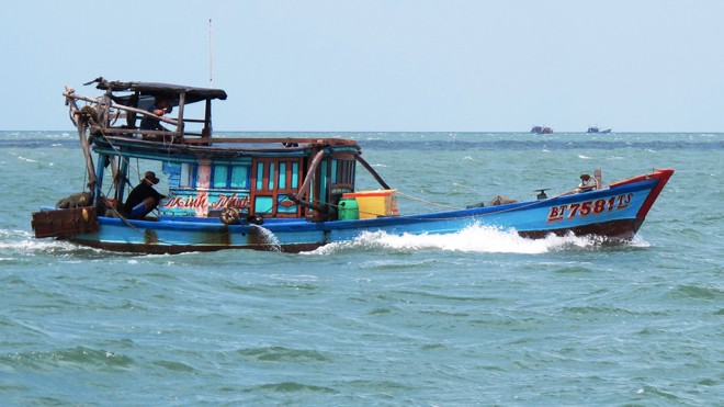 Cứu sống 5 ngư phủ bị chìm tàu trên biển - ảnh 1
