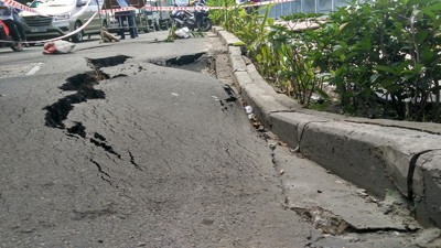 Đất sụp gần chục mét vuông ở Sài Gòn - ảnh 2