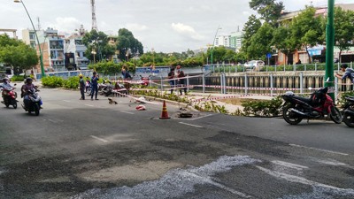 Đất sụp gần chục mét vuông ở Sài Gòn - ảnh 4