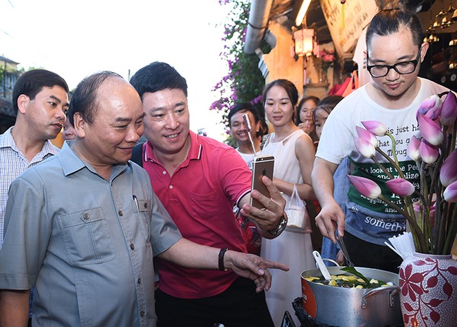 Chuyến đi bộ của Thủ tướng ở Hội An - ảnh 1