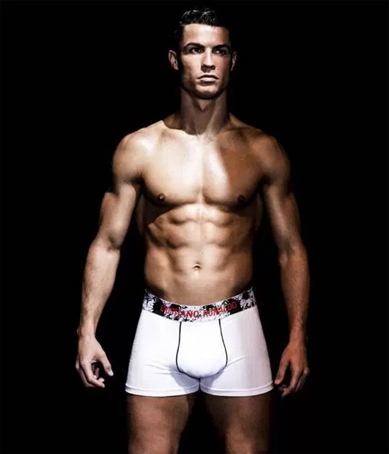 Ronaldo khoe cơ thể như lực sĩ trong quảng cáo mới - ảnh 1