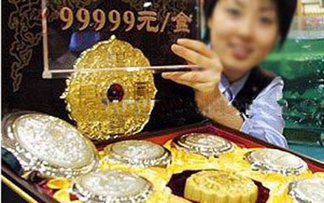 Lộ diện bánh trung thu xa xỉ đắt hơn vàng ròng - ảnh 1