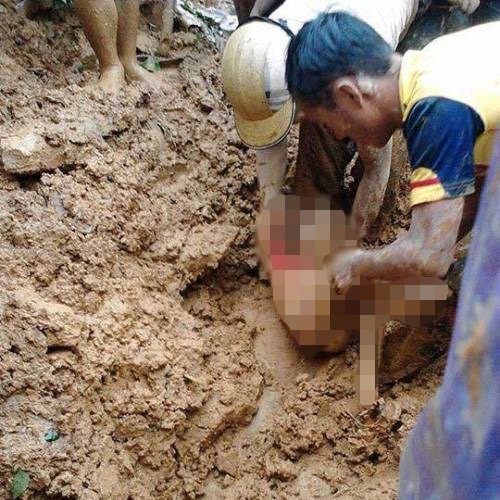 Đau xót hình ảnh thi thể bé 5 tuổi bị vùi lấp trong mưa lũ - ảnh 2