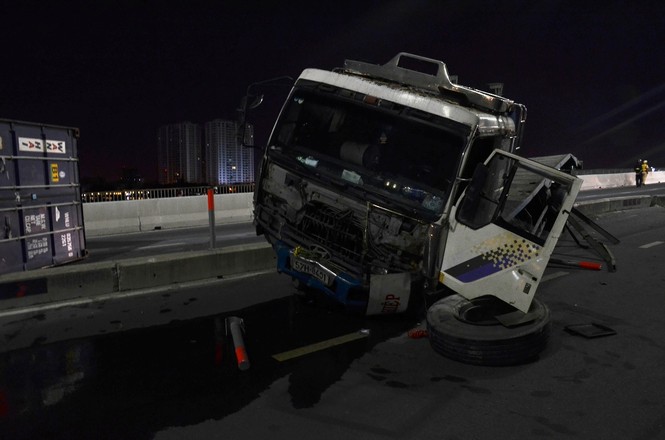 Cày nát dải phân cách, xe container rụng bánh trên cầu Sài Gòn - ảnh 1