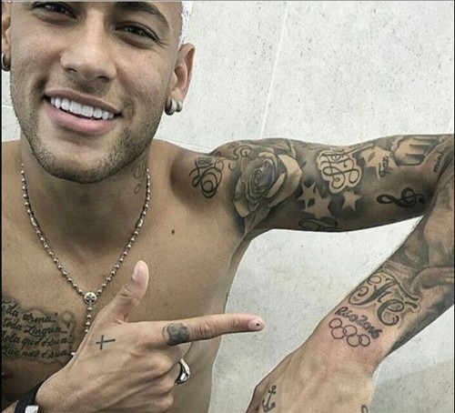 Neymar nhuộm tóc vàng, xăm logo Olympic - ảnh 1