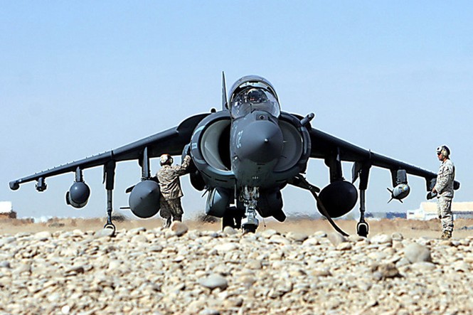Cường kích AV-8B Harrier II lơ lửng trên không - ảnh 1