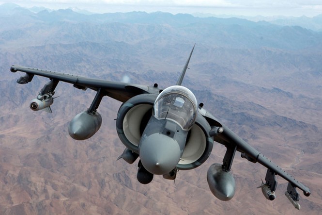 Cường kích AV-8B Harrier II lơ lửng trên không - ảnh 2