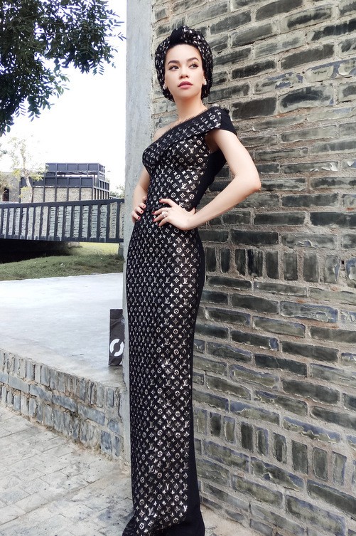 Hà Hồ mặc váy ghép từ khăn Louis Vuitton - ảnh 2
