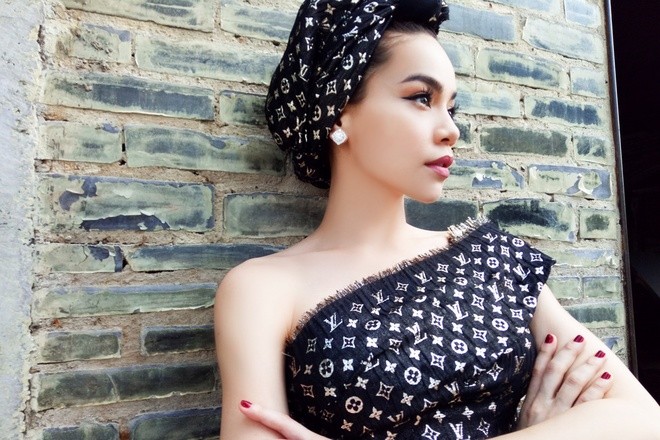 Hà Hồ mặc váy ghép từ khăn Louis Vuitton - ảnh 4
