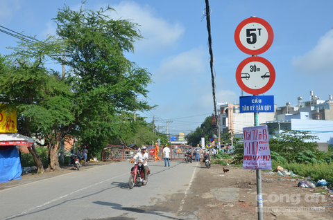 Sốc với hiện trường cây cầu bị sập ở Sài Gòn - ảnh 3