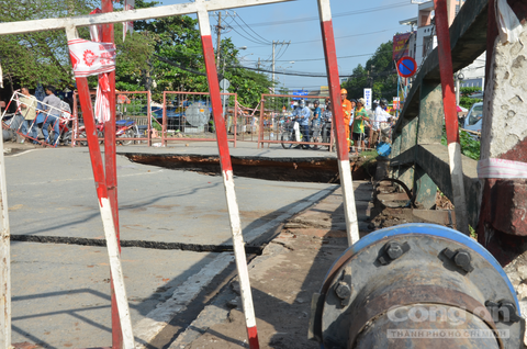 Sốc với hiện trường cây cầu bị sập ở Sài Gòn - ảnh 6