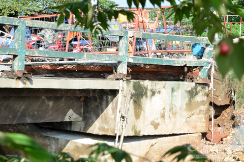 Sốc với hiện trường cây cầu bị sập ở Sài Gòn - ảnh 7