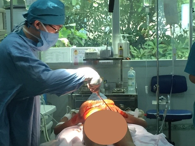 “Cô bé mai rùa” hồn nhiên trước ca mổ - ảnh 2