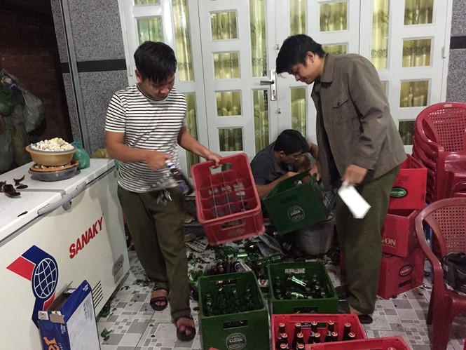20 thanh niên cầm hung khí xông vào đập phá quán nhậu - ảnh 1