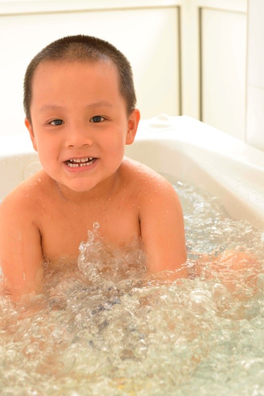 Cậu bé Việt Nam đầu tiên được tài trợ sang Pháp chữa trị viêm da cơ địa - ảnh 2