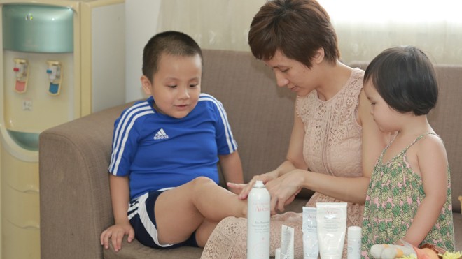 Cậu bé Việt Nam đầu tiên được tài trợ sang Pháp chữa trị viêm da cơ địa - ảnh 3