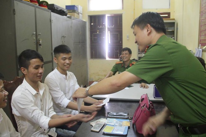 Hai nam sinh trả lại túi tiền nhặt được trên đường tới trường - ảnh 1