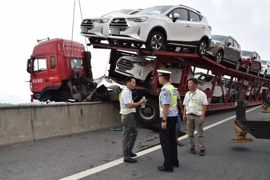 Thót tim cảnh xe tải 'đánh đu' lơ lửng trên không sau tai nạn - ảnh 9