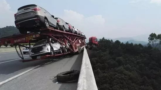 Thót tim cảnh xe tải 'đánh đu' lơ lửng trên không sau tai nạn - ảnh 4