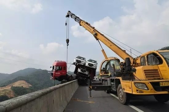 Thót tim cảnh xe tải 'đánh đu' lơ lửng trên không sau tai nạn - ảnh 5