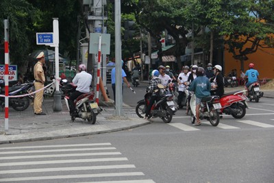 Đà Nẵng: Ngày đầu chắn đường làm hầm, giao thông kẹt cứng - ảnh 2