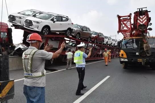 Thót tim cảnh xe tải 'đánh đu' lơ lửng trên không sau tai nạn - ảnh 7