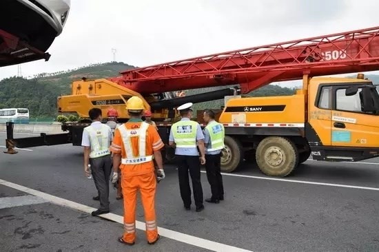 Thót tim cảnh xe tải 'đánh đu' lơ lửng trên không sau tai nạn - ảnh 8
