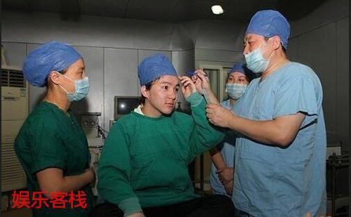 'Cậu bé Tam Mao' hết thời vẫn cố bám nghề diễn - ảnh 5