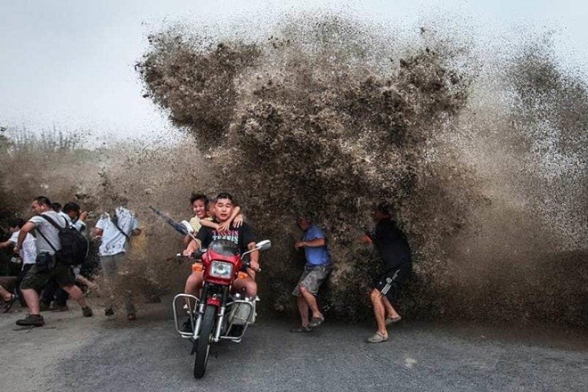 Sóng 'thủy quái' trên sông Tiền Đường - ảnh 2