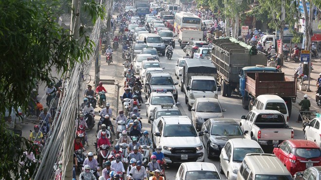 Hà Nội, những nẻo đường 'xe nhúc nhích' - ảnh 1