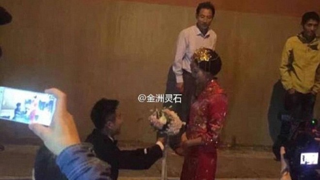 Sợ lỡ giờ lành, cưới luôn trong đường hầm - ảnh 2