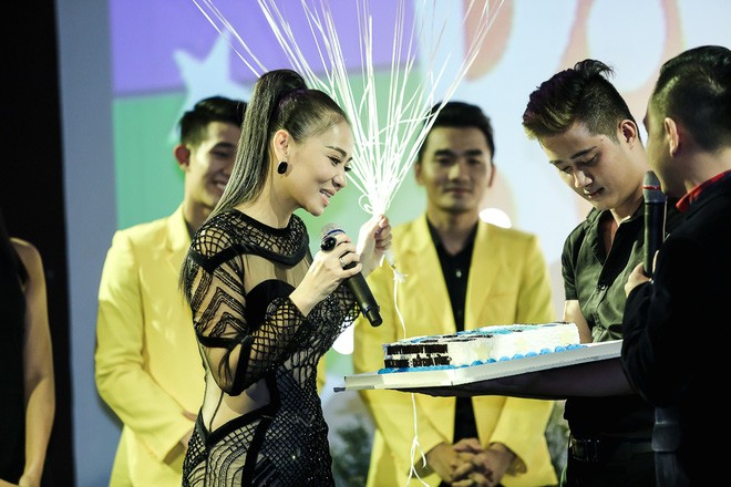 Thu Minh khóc nức nở, xin lỗi đã làm cha mẹ buồn phiền - ảnh 1