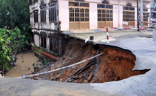 Lũ cuốn trôi nam thanh niên, sập cầu ở Đồng Nai - ảnh 1