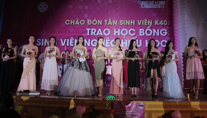 Người đẹp HHVN làm Giám khảo 'Duyên dáng học đường' - ảnh 2