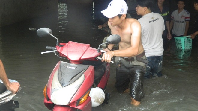 59 tuyến đường Sài Gòn ngập nặng trong cơn mưa khủng khiếp - ảnh 1