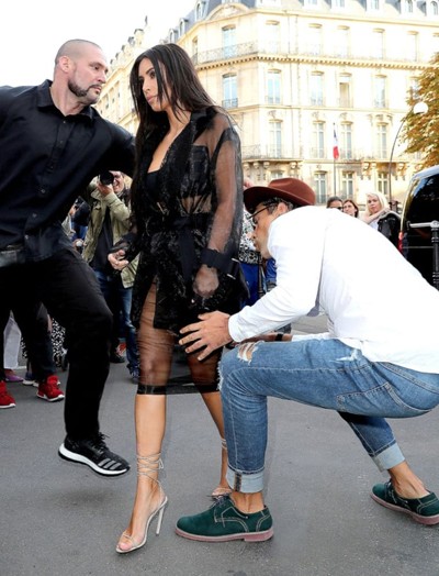 Kim Kardashian bị nhà báo sàm sỡ ở Paris - ảnh 2