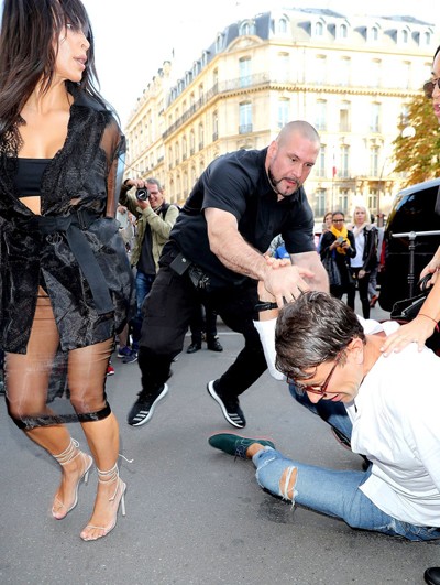 Kim Kardashian bị nhà báo sàm sỡ ở Paris - ảnh 5