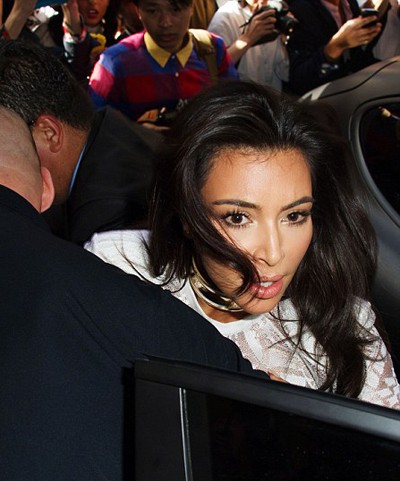 Kim Kardashian bị nhà báo sàm sỡ ở Paris - ảnh 7