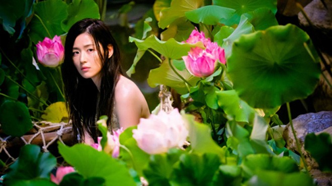 Jeon Ji Hyun khoe vai trần giữa đầm sen khi vào vai tiên cá - ảnh 1