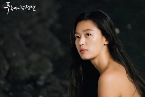 Jeon Ji Hyun khoe vai trần giữa đầm sen khi vào vai tiên cá - ảnh 2