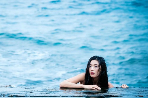 Jeon Ji Hyun khoe vai trần giữa đầm sen khi vào vai tiên cá - ảnh 4