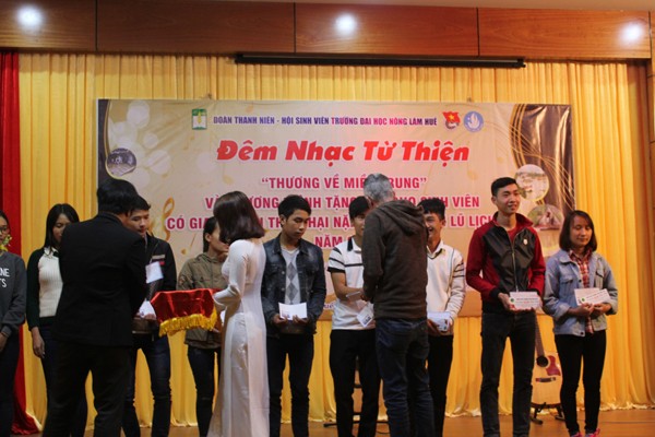 Ấm tình đêm nhạc “Thương về miền Trung” của sinh viên Huế - ảnh 1