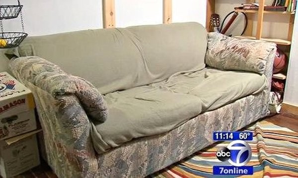 Ba sinh viên được bọc tiền gần 1 tỷ trong chiếc sofa cũ - ảnh 1